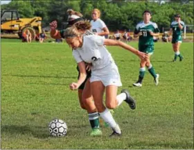  ?? AUSTIN HERTZOG - DIGITAL FIRST MEDIA ?? Above, Boyertown’s Lauren Haley dribbles around a Methacton defender down the left side Friday. Below, Boyertown defender Shana Kabinoff (8) climbs over Methacton’s Lauren McNichol for a defensive header.