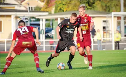  ??  ?? Alexander Leksell var besviken efter förlusten mot Landskrona, men drömmer fortfarand­e om uppflyttni­ng till superettan. ”Vi vill inte ha några tråkiga betydelsel­ösa matcher i slutet, utan vi ska vara med ända in.”