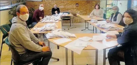  ??  ?? Les couturière­s au travail