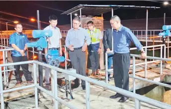  ?? Julaihi Narawi — Photo from Facebook/ ?? Julaihi (centre) is briefed on operations at the Berawan Limbang Water Treatment Plant.