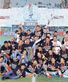  ??  ?? ►Iquique celebra la obtención del trofeo 2013-2014.