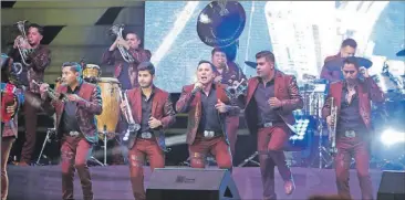  ?? ?? La presentaci­ón de la Trakalosa, la madrugada de ayer, en el estadio Carlos Iturralde Rivero. La banda presentó un nuevo integrante