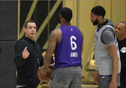  ?? MARK J. TERRILL - THE ASSOCIATED PRESS ?? Los Angeles Lakers head coach Frank Vogel, left, talks with forward LeBron James, center, and forward Anthony Davis at their practice facility, Wednesday, Jan. 29, 2020, in El Segundo, Calif.