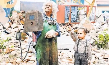  ?? FOTO: VEIT HELMER/NDR ?? Oma Frieda (Vera Kluth) und ihre Enkelin Rieke (Nora Börner) sind stolze Erfinderin­nen und bauen aus einem kaputten Kran eine Achterbahn.