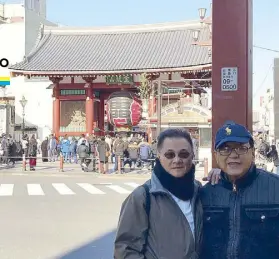  ??  ?? Raoul Tidalgo and I with the Asakusa temple and (right) dainty Japanese ladies ready to have photo ops with anybody.