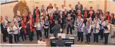  ?? FOTO: ANRÖ ?? Schwarz-rote, blau-weiße Harmonie: Liederkran­z und Kirchencho­r singen gemeinsam.