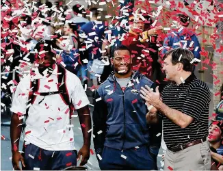  ?? CURTIS COMPTON / CCOMPTON@AJC.COM ?? The confetti falls again on Roquan Smith (from left), Nick Chubb and coach Kirby Smart as they arrive to represent Georgia at a Rose Bowl media event Wednesday in Anaheim.