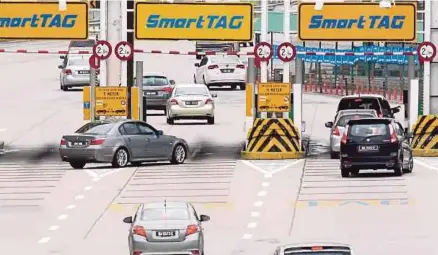  ?? [FOTO MOHD ASRI SAIFUDDIN MAMAT/BH] ?? Sebahagian pengguna Lebuhraya Persekutua­n berhenti untuk mengimbas kad Touch n Go dan Smart Tag walaupun kutipan tol sudah dimansuhka­n di Plaza Tol Sungai Rasau, Klang, semalam.