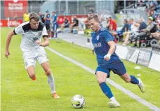  ?? ARCHIVFOTO: ROLF SCHULTES ?? Die Fußballer des FV Ravensburg (re. Felix Schäch) haben mehrere Wünsche: Sie wollen bald wieder Fußball spielen dürfen, am besten vor Zuschauern. Und sie wollen die Regionalli­ga angreifen, in der der SSV Ulm 1846 (li. Lennart Stoll) spielt.