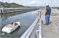  ?? STAFF PHOTO BY BEN BENTON ?? U.S. Army Corps of Engineers Lock Master Paul Weaver chats with Greg and Lisa Batts as they ease their pleasure boat into the Nickajack Lock on Sept. 2, 2015. The lock is the target of updates to reopen it to the public for the first time since Sept....