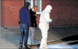  ?? BILD: NONSTOPNEW­S ?? Ein Beamter der Spurensich­erung sichert Beweismate­rial auf dem Parkplatz an der Oldenburge­r Straße in Wardenburg. Dort fand die Messeratta­cke statt.
