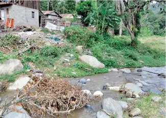  ?? RICARDO FLETE ?? Ocupación y aguas residuales retrasan recuperaci­ón del Yaque del Norte.