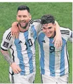  ?? FOTO: DPA ?? Julian Alvarez (r.) jubelt nach seinem Tor zum 2:0 mit Lionel Messi.