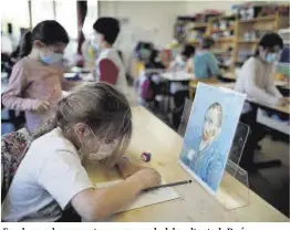  ?? Gonzalo Fuentes / Reuters ?? Escolars amb mascaretes en una escola dels voltants de París.