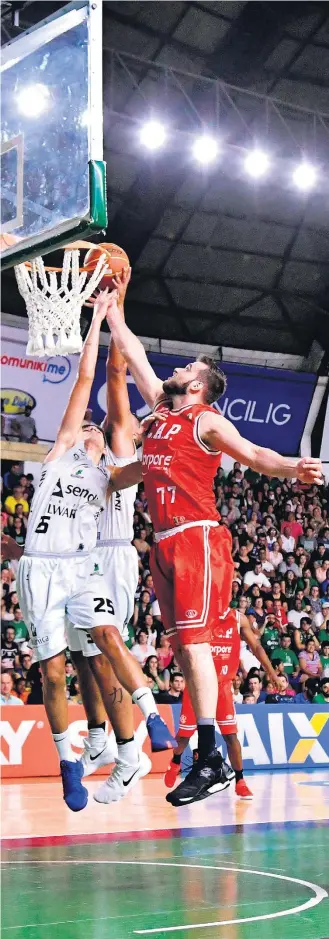  ?? LUIZ PIRES/LNB ?? Briga. Paulistano, de Hubner (dir), defende título em torneio que promete ser equilibrad­o