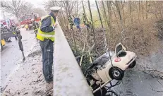  ?? FOTO: REICHWEIN ?? Mit ihrem VW Beetle war die Frau von der Straße abgekommen, das Auto steckte mit der Front im Bach. Die 51-Jährige starb an der Unfallstel­le.