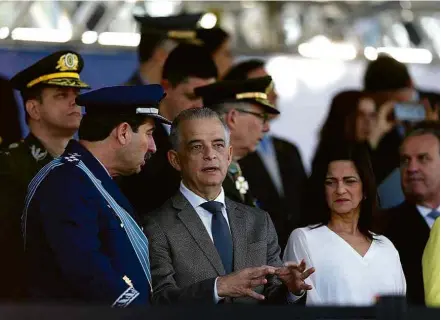  ?? Danilo Verpa/Folhapress ?? O governador de SP, Márcio França, ao lado da primeira-dama Lúcia França no desfile de 7 de Setembro