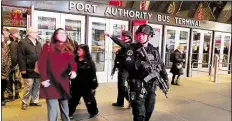  ?? DPA-BILD: DELMUNDO ?? Ein Polizist sichert den Port Authority Bus Terminal in der Nähe des Times Square in New York.