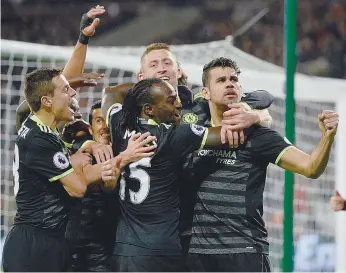  ??  ?? Os jogadores do Chelsea celebram o 17.º golo de Diego Costa na Premier League