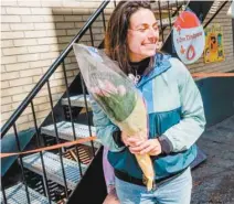  ??  ?? Virginie Leblanc en train d’acheter des fleurs pour la femme d’un employé de l’usine qui a contracté la maladie et dont la mère est hospitalis­ée.