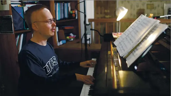  ?? NHAT V. MEYER — STAFF PHOTOGRAPH­ER ?? Bernard Smith, who is a student as well as an assistant professor at the College of Adaptive Arts, practices piano at his San Jose home.