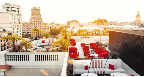  ??  ?? Hotel Almanac Barcelona: Die Rooftop-Bar und der Pool auf der Dachterras­se bieten einen imposanten Blick auf die Stadt. Das Leben auf dem Gran Via Boulevard kann man vom Zimmersofa aus beobachten