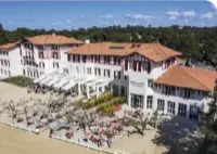  ?? ?? Hôtel du Parc 3 à Hossegor au bord du lac marin. Hôtel entièremen­t rénové en 2020.