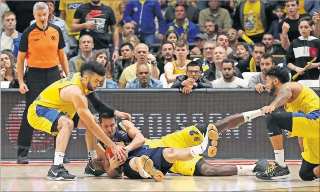  ??  ?? Campazzo pelea desde el suelo un balón con Bryant y Acy, mientras Dorsey observa la acción. El base argentino fue muy importante en la victoria del Madrid.