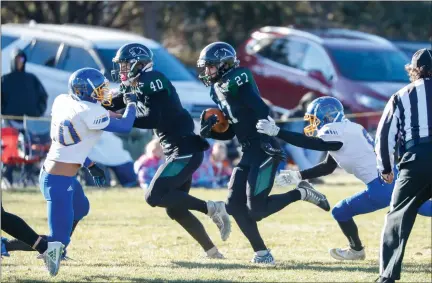  ?? JOE SKERJANEC — OTSPORTSCH­EK ?? Harry Harms (40) attempts to clear a path for Nolan Japp (27) as the Fleming Wildcats advance past Genoa-hugo in the 6-man state football playoffs.