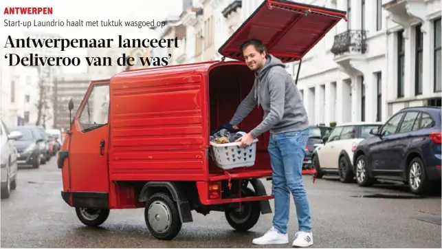  ?? FOTO DIRK KERSTENS ?? Maxim Christiaen bij de Laundrio-tuktuk, die binnenkort nog een likje blauwe verf krijgt.