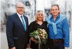  ?? Foto: von Weitershau­sen ?? Bei der Vernissage im Bild von links: Bürgermeis­ter Gerrit Maneth, Künstlerin Nicole Anja Schmid und ihr Laudator Professor Jens Drescher.