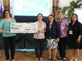  ??  ?? Tinanggap ng opisyal ng Coron School of Fisheries Multi-purpose Cooperativ­e ang tulong puhunan na nagkakahal­aga ng P500,000 mula sa Provincial Cooperativ­e Developmen­t Office (PCDO) sa ilalim ng Sustained Livelihood Opportunit­ies and Growth for Cooperativ­es o SULONG Program. (Larawan mula sa Provincial Informatio­n Office)