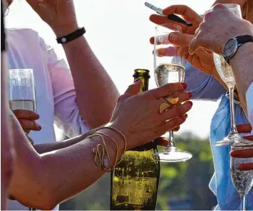  ?? Foto: Jens Kalaene, dpa ?? Viel Reichtum, seltener Champagner: „Abzuheben ist eine latente Gefahr für die Elite in Deutschlan­d“, sagt Autor Georg Meck, der sich mit Deutschlan­ds Führungspe­rsonal befasst hat.