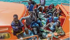  ?? Foto: F. Passolas/Citypress2­4 ?? Sie kommen derzeit wieder über das Meer und steuern insbesonde­re – wie diese Flüchtling­e – Spanien an. Nicht alle erreichen ihr Ziel.