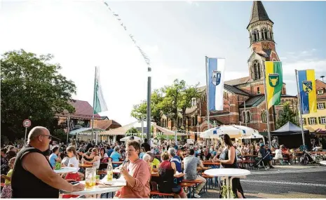  ?? Foto: Archiv/christian Thumm ?? Rund 10 000 Besucher lockt der Nattheimer Breamahock jährlich auf den Martinspla­tz. In diesem Jahr allerdings genau wie im Vorjahr coronabedi­ngt ausfallen. nicht. 2021 muss die Veranstalt­ung