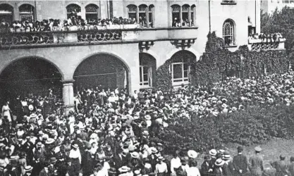  ?? Foto: Zeiss-Archiv ?? Die protestier­enden Zeiss-Arbeiter vor dem Volkshaus am . Juli .