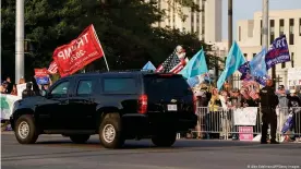  ??  ?? Donald Trump salió en auto del hospital a saludar a sus seguidores