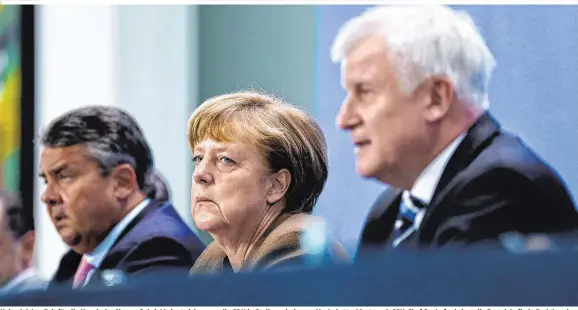  ??  ?? Keine leichte Zeit für die Kanzlerin: Sigmar Gabriel bringt sich gegen die CDU in Stellung, indem er Merkel attackiert, auch CSU-Chef Seehofer bringt die Parteichef­in in Bedrängnis