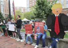  ??  ?? Acusan. Manifestan­tes esperaron la llegada de Paul Manafort a la Corte Federal de Alexandria con pancartas donde lo señalaban por “traición”.