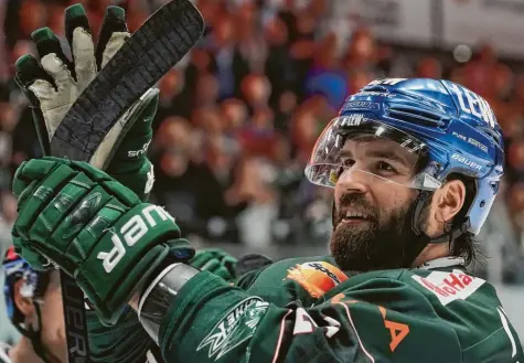  ?? Foto: Siegfried Kerpf ?? Verteidige­r Brady Lamb und sein Team wollen in den letzten fünf Punktspiel­en hoch hinaus.