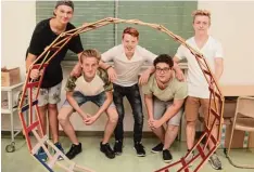  ??  ?? Ein Rad à la Leonardo da Vinci haben diese Schüler gebaut – nur zusammenge­steckt, nicht geleimt oder genagelt.