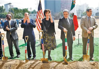  ??  ?? Roberta Jacobson y Miguel Ángel Mancera colocaron ayer la primera piedra de lo que, con un presupuest­o de 943 mdd, será una modernizad­a embajada estadunide­nse en la zona del nuevo Polanco.