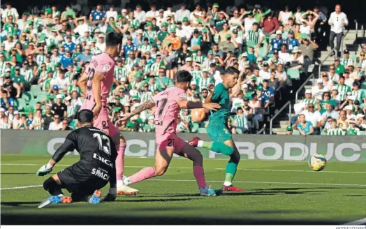  ?? ANTONIO PIZARRO ?? Ayoze marca a placer para hacer el 1-0 y su primer gol como verdiblanc­o en la Liga al rematar el perfecto centro pasado de Luiz Henrique.