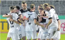  ?? ARCHIVFOTO: HORST HÖRGER ?? Grund zur Freude gab es in den jüngsten Partien des SSV Ulm 1846 Fußball einige. Vinko Sapina (rechts) wird am Samstag fehlen.