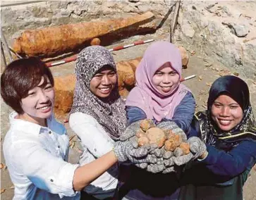  ??  ?? AHLI kumpulan arkeologi dan sejarah USM (dari kiri) Saw Chaw Yeh, Noridayu, Nurulnatas­ha Azman dan Suhana Yusof menunjukka­n sembilan butir peluru meriam yang ditemui.