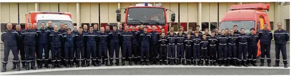  ??  ?? Les sapeurs-pompiers posent devant leur caserne de Lizy-sur-Ourcq.