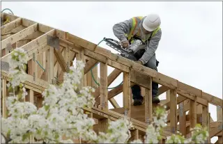  ?? RICH PEDRONCELL­I — THE ASSOCIATED PRESS FILE ?? An apartment building under constructi­on in Sacramento, Calif. A 21.6% jump in constructi­on of apartment units offset a fall in constructi­on of single-family homes in August