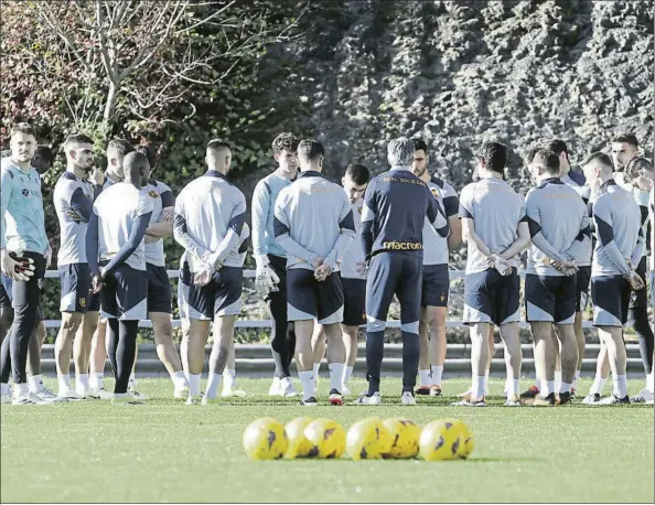  ?? FOTO: UNCITI ?? La plantilla de la Real Sociedad atiende a Imanol Alguacil en la charla previa al último entrenamie­nto antes de viajar a Mallorca.