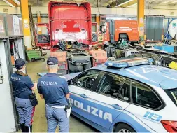  ??  ?? Smontati Gli agenti hanno portato i due tir in officina per controllar­li