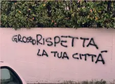  ??  ?? Le scritte di fronte all’abitazione della famiglia di Grosso a Spoltore